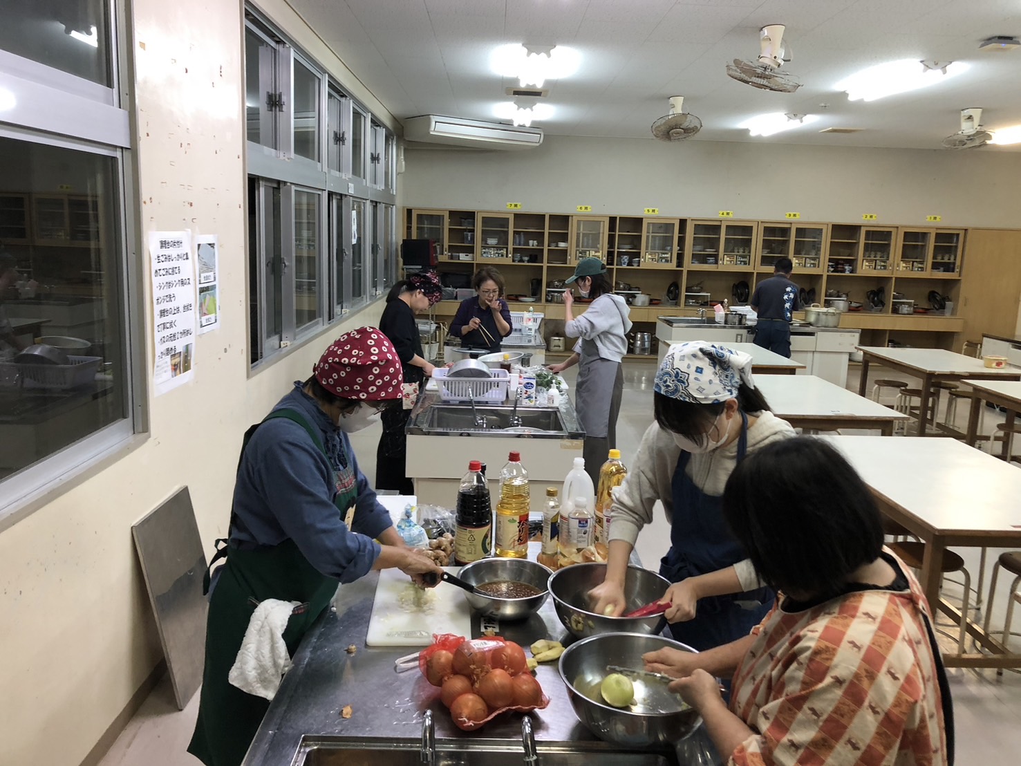 調理の様子 — ボランティアと生徒が一緒に朝ごはんを準備